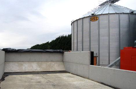 Bunker with level floor conveyor feeding silos