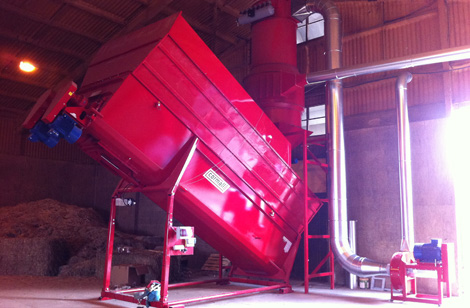 MTX mixer with roof used as milled straw buffer hopper